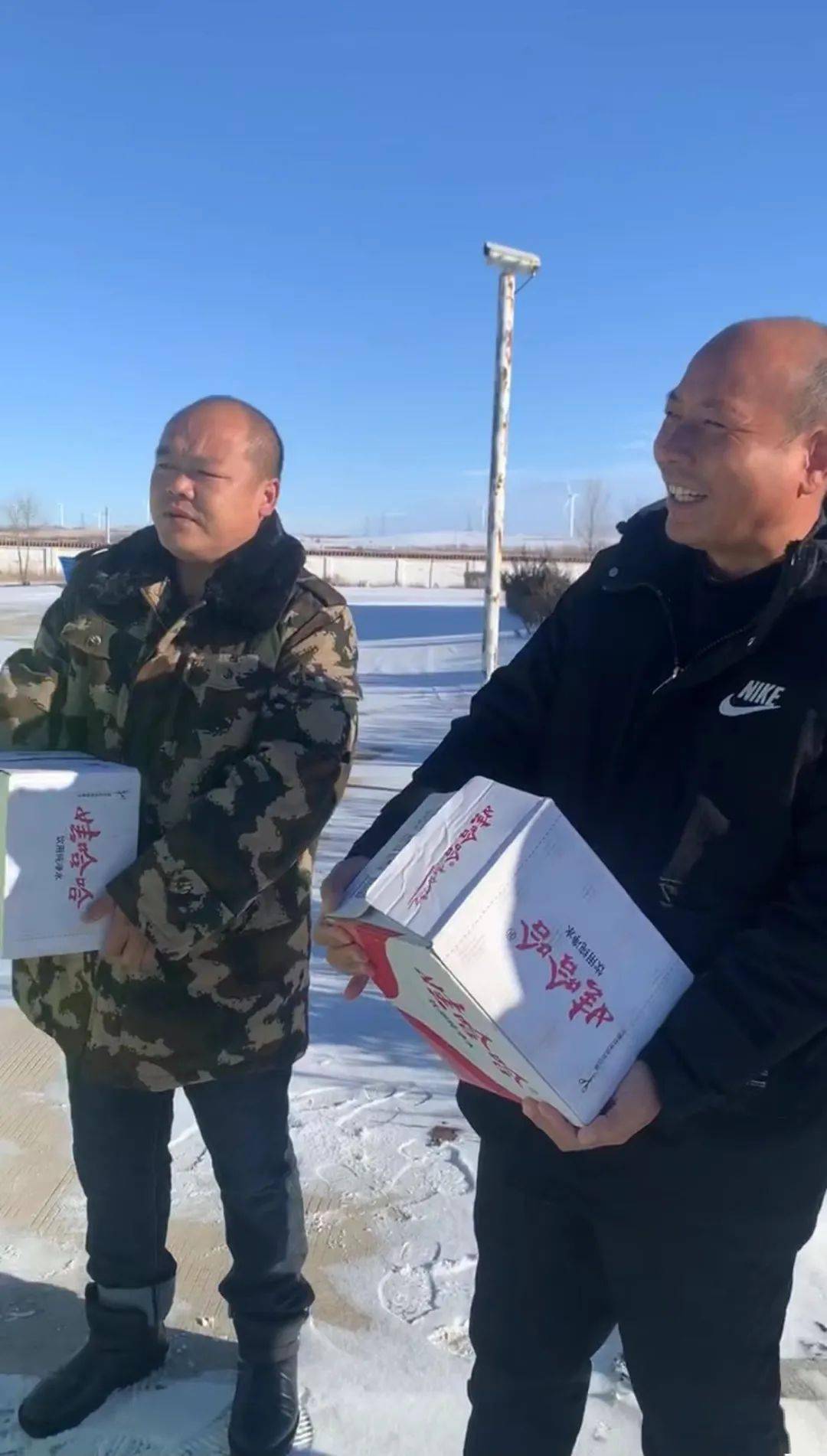 滞留车队驾驶员对高速交警的暖心慰问感激之情溢于言表