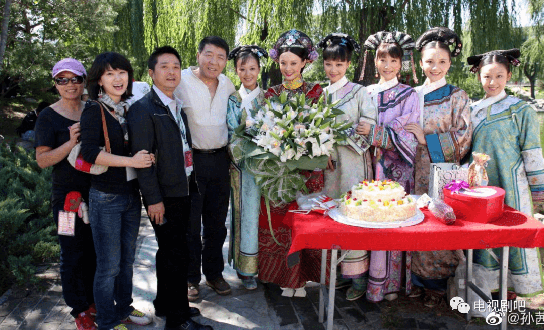 电视剧《甄嬛传》开播十周年,演员孙茜晒出《甄嬛传》众人合照 照片
