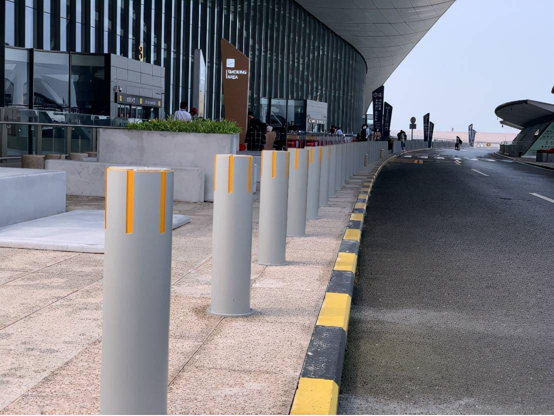 北京大兴机场航站楼前防冲撞设施完成改造"上岗"使用_进行