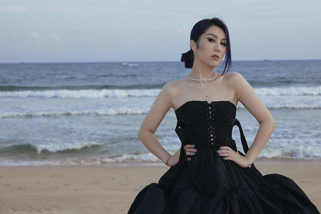 杨千嬅抹胸礼服造型化身优雅黑天鹅 低马尾慵懒随性不失气场_写真