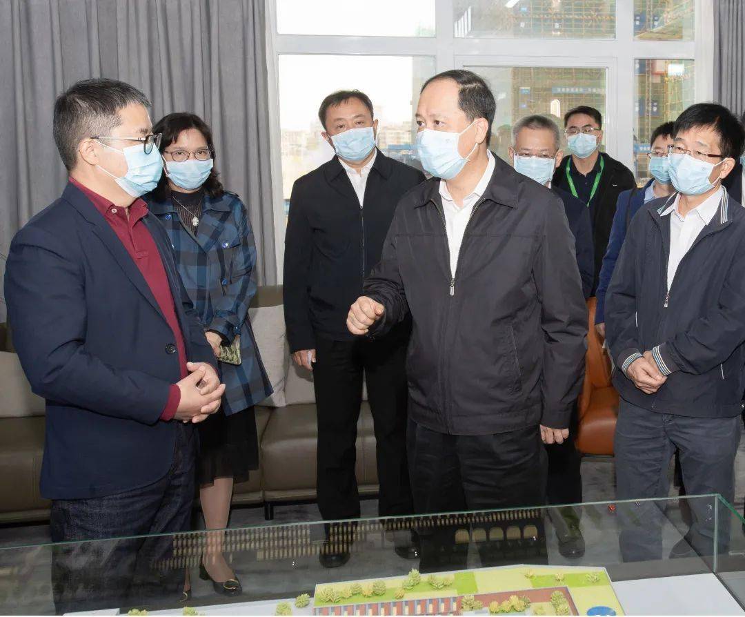 11月10日,江门市委书记陈岸明前往江海区村居,企业,法律服务机构等地