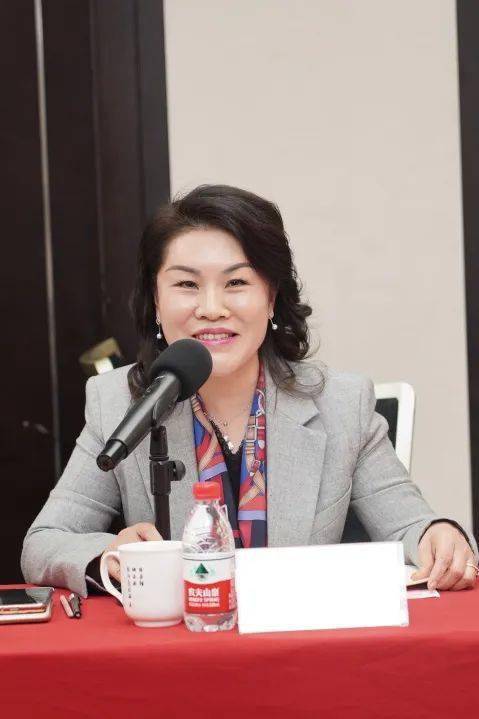 期间,在杭州市女企业家协会会长,万事利集团董事长屠红燕的陪同下