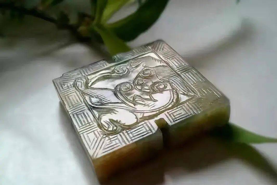 真假古玉的鉴定要点之一阴刻线的细节区别