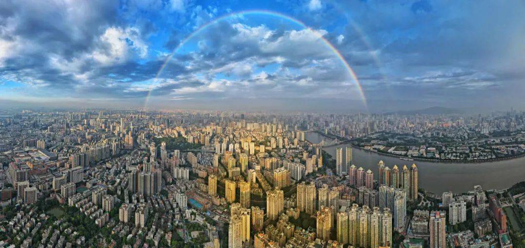 11月18日早上,广州城市上空出现双彩虹,引来了一波关注,不少小伙伴的