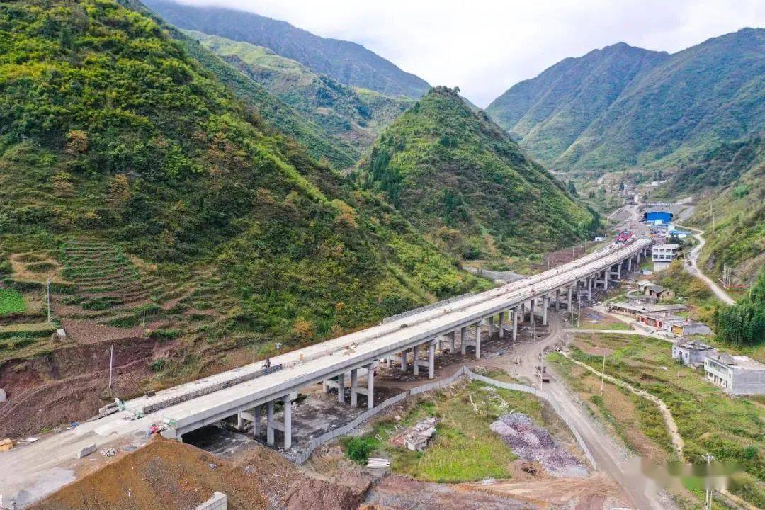 11月4日,宜昭高速公路二期小草坝连接线lk1 240大桥左幅t梁架设完成