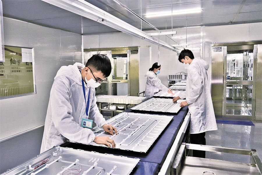 造产业园b区,园内入驻企业博乐市达顺电子科技有限公司负责人李飞龙说