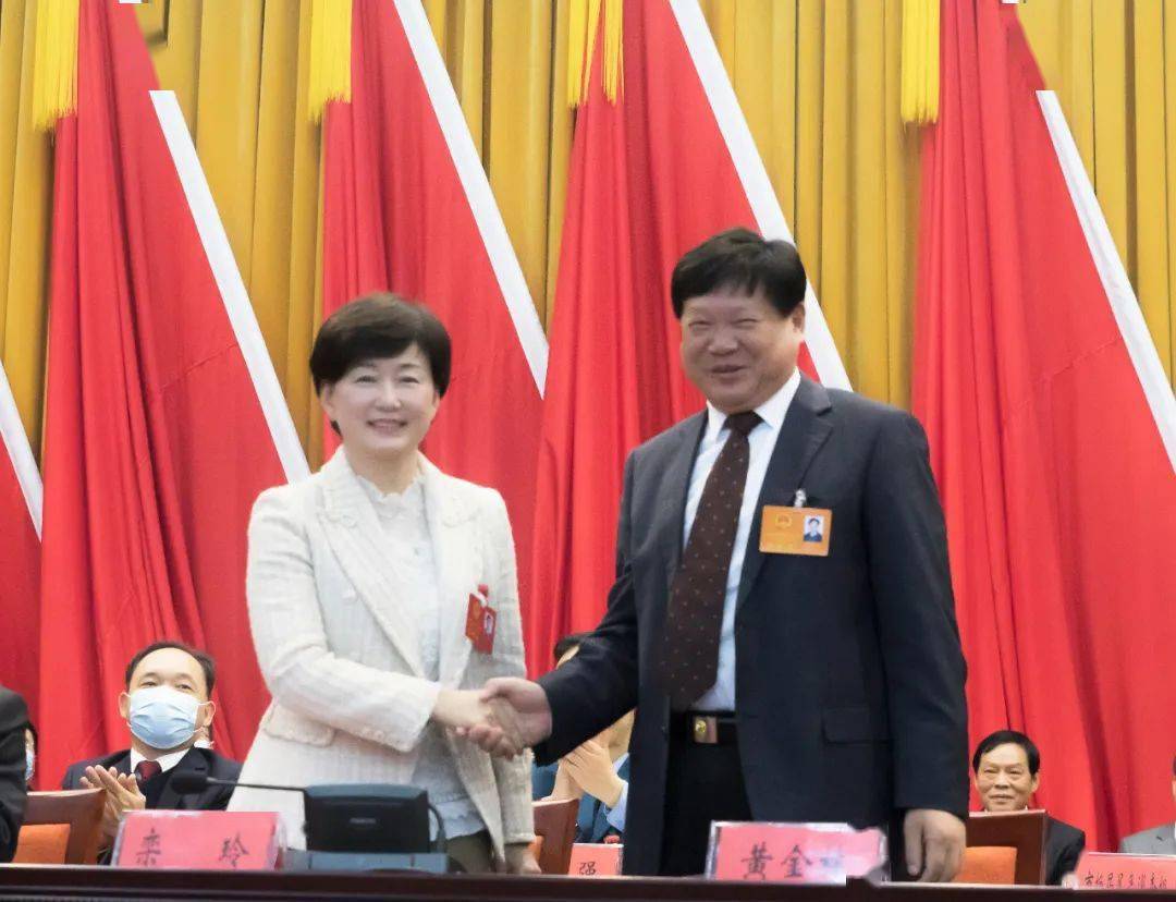 闭幕会分两个阶段进行,分别由县委书记高文峰,县人大常委会副主任万
