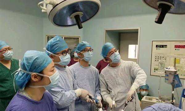 女子|头皮发麻！女子爱吃荸荠，胆管里竟然“游”出……