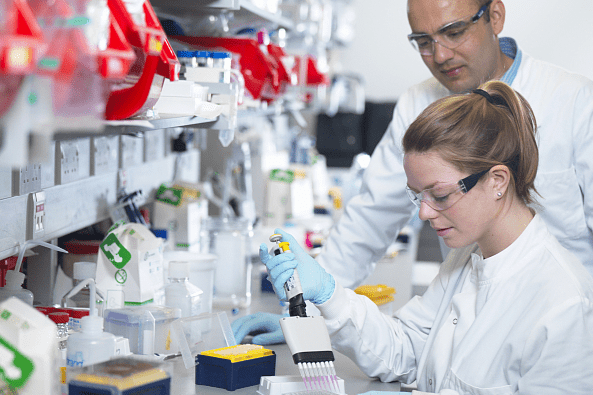 不用打针的皮肤贴片新冠疫苗要来了！英国突破性新技术，保护力或长达几十年！