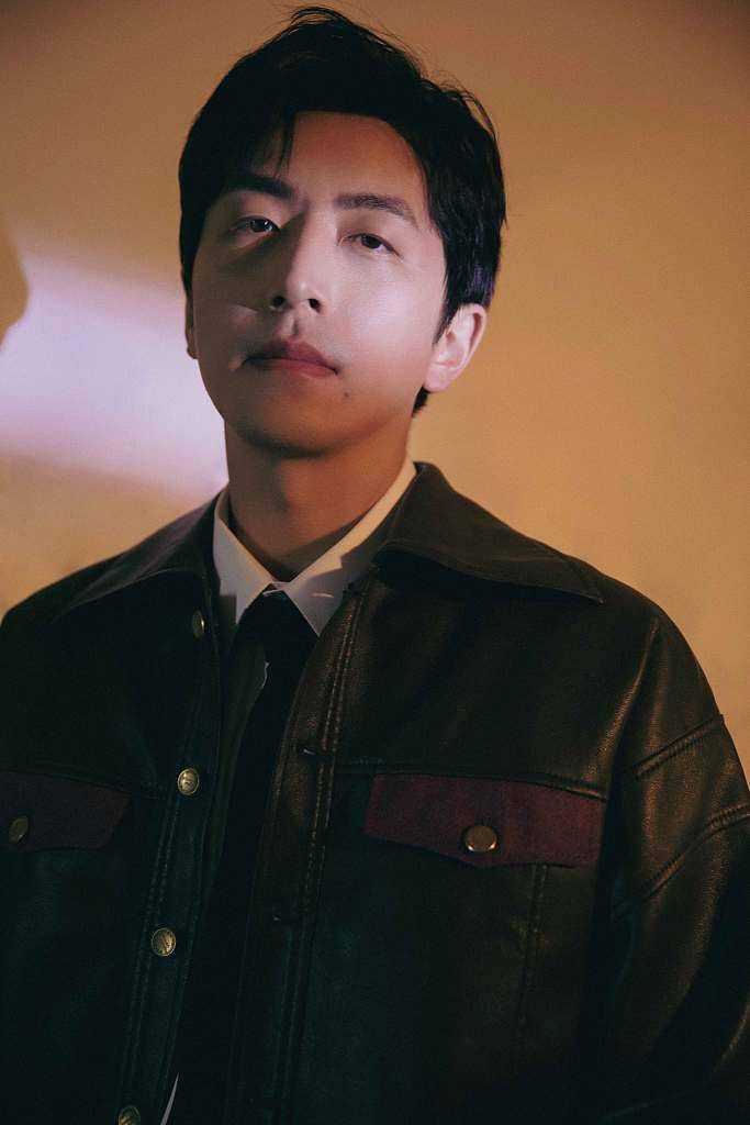 白客皮夹克衬衫领带化身帅气型男手拿花朵遮面营造浓浓艺术氛围