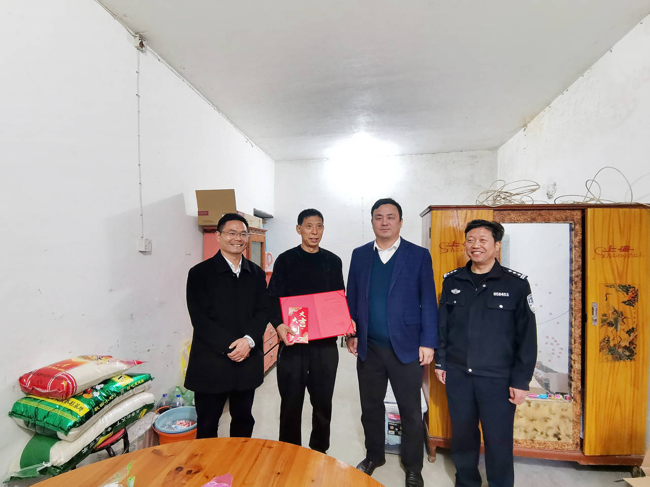 11月12日,县委常委,常务副县长何斌到窈川乡川一村走访慰问见义勇为