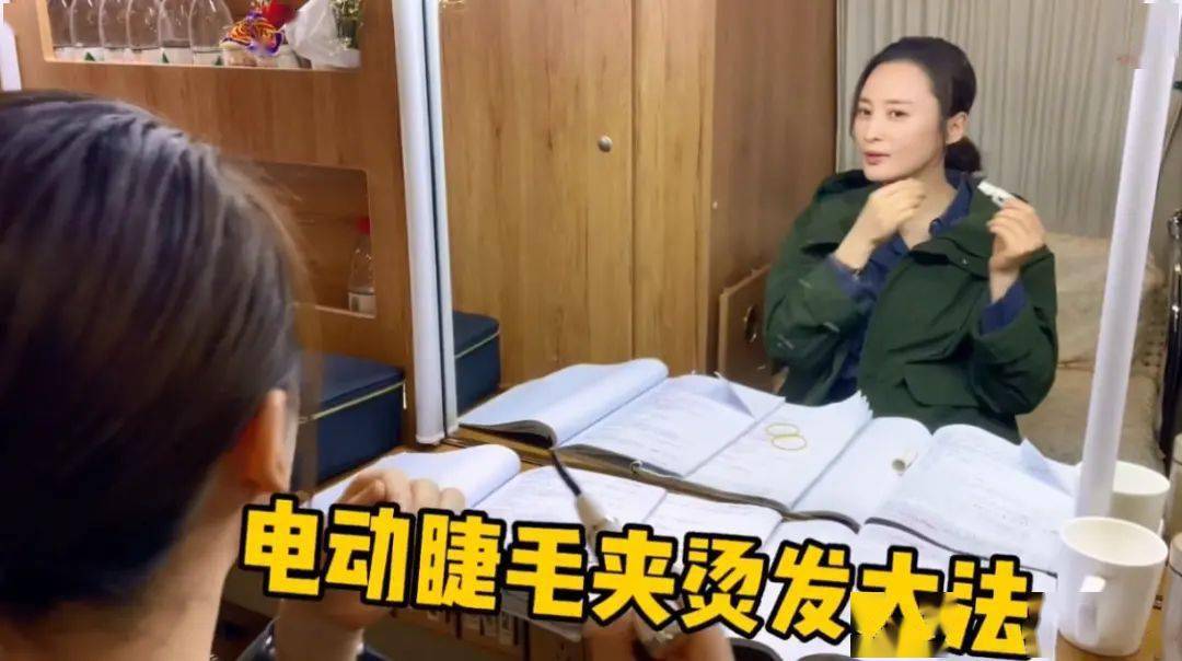 蒋勤勤 蒋勤勤走红毯现真容，脸上凹凹坑坑很粗糙，素颜更沧桑真实的很！
