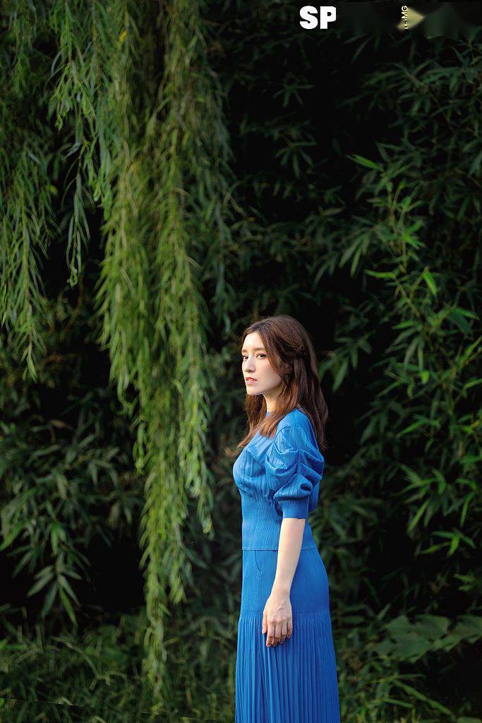 梁心颐蓝色连衣裙温柔优雅绿野林间恣意洒脱开唱