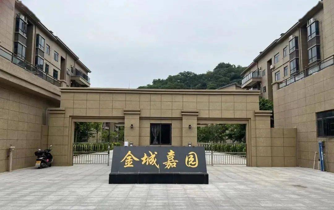 但项目在建设过程中资金链断裂,原定于2019年3月-6月交楼,金城嘉园于