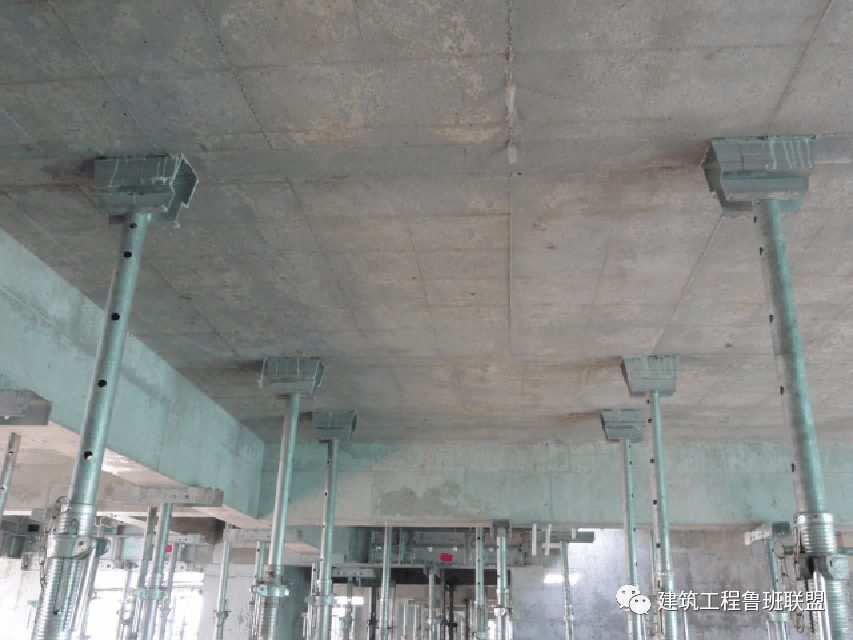 ▼ 早拆的几种做法 ① 狭窄模板同混凝土接触,可调支撑头,独立式钢