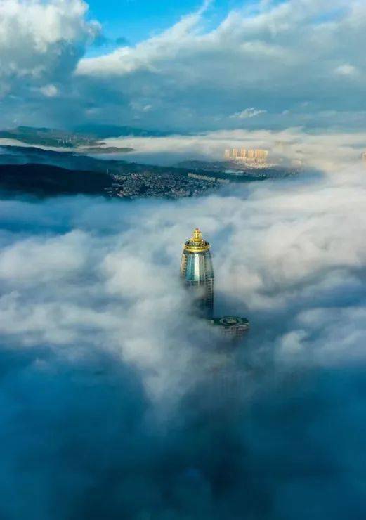 云南曲靖上空云雾缭绕城市如入云端