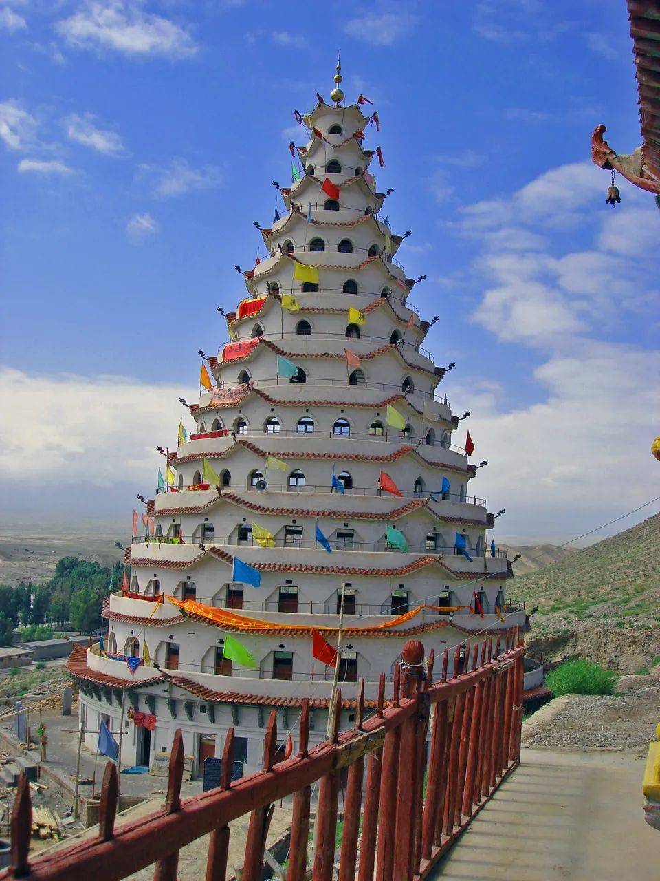 旅游景区国家aaaa级文殊寺石窟群旅游景区位于肃南县祁丰藏族乡境内