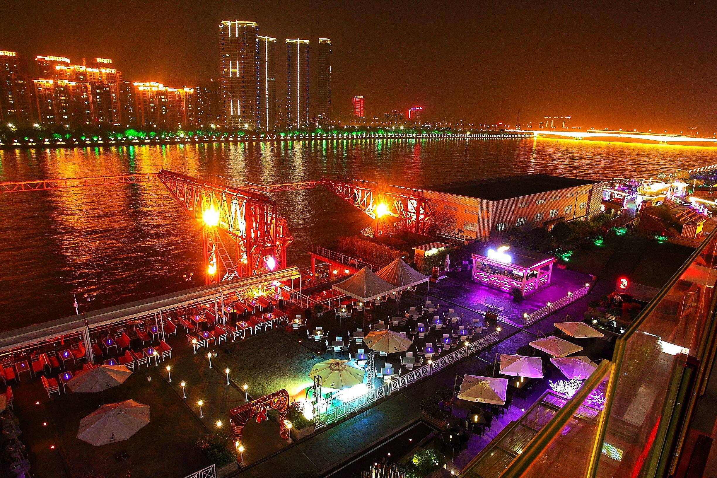 2020年6月12日晚间:在琶醍啤酒文化创意艺术区,2020"young城yeah市"