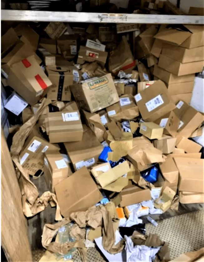 由于货物积压严重,郑槿桐仅能将货柜暂时放置在仓库后院.