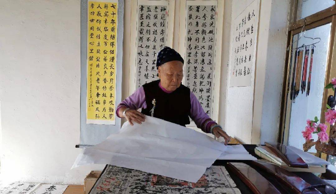 洱源|厉害啦！洱源这位77岁老奶奶写得一手“漂亮”书法