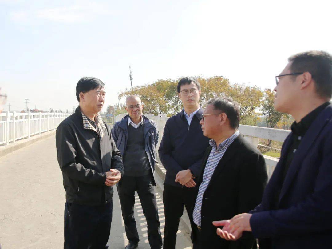 【今日头条】无锡市江阴生态环境局局长陈福良一行调研我镇东青河晃山