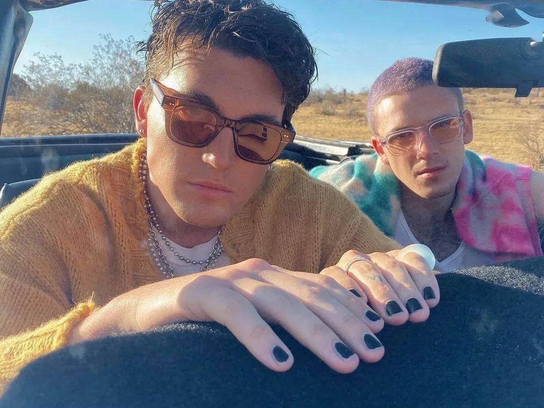 另一位男性美甲教科书要数 lany 乐队的(直男)主唱 paul klein.