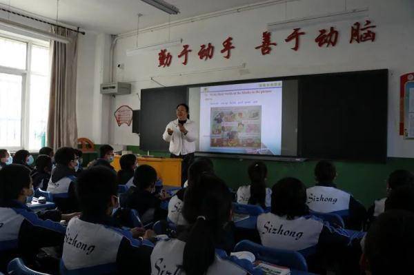 李继芹|学生校服挂满她家阳台