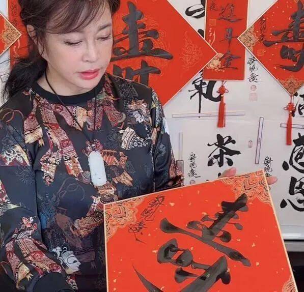 刘晓庆卖书法被批刘晓庆回怼老娘3天卖了50万元