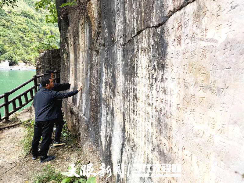 虽然气温骤降,阳光不似往日,仍有不少游客自驾前来贞丰县平街乡花江村