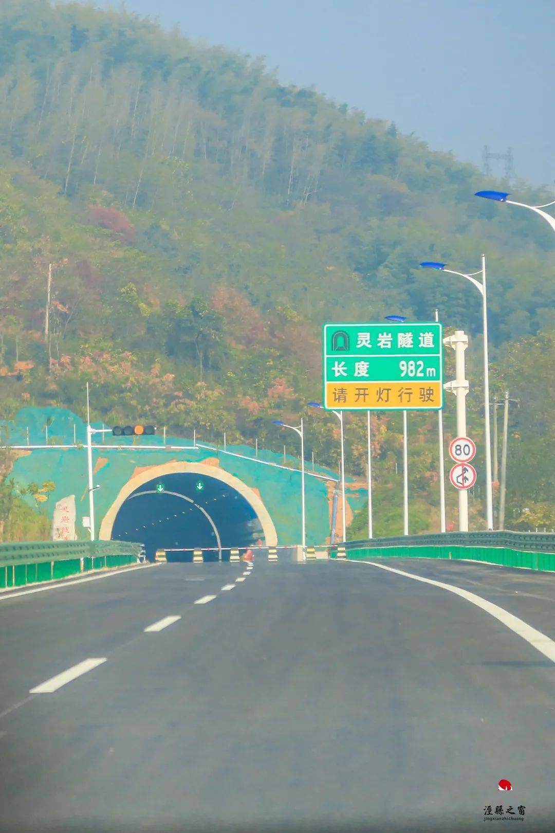 有工人在路边检查护栏芜湖市繁昌县建设中的加油站南陵家发服务区路牌