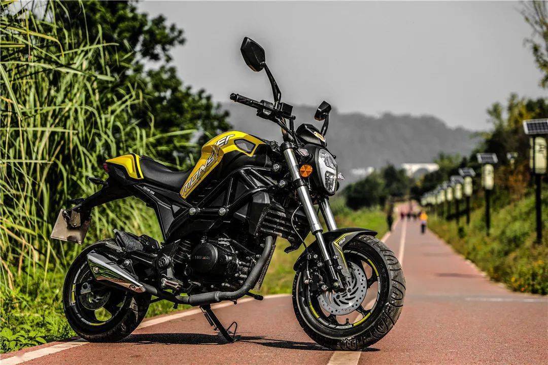 其实就个人理解来看,银钢全新小怪兽在外形设计上更多