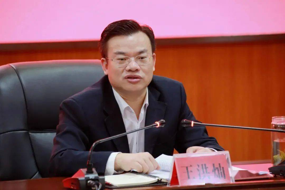 用新的作为推动高质量发展访安仁县委书记王洪灿