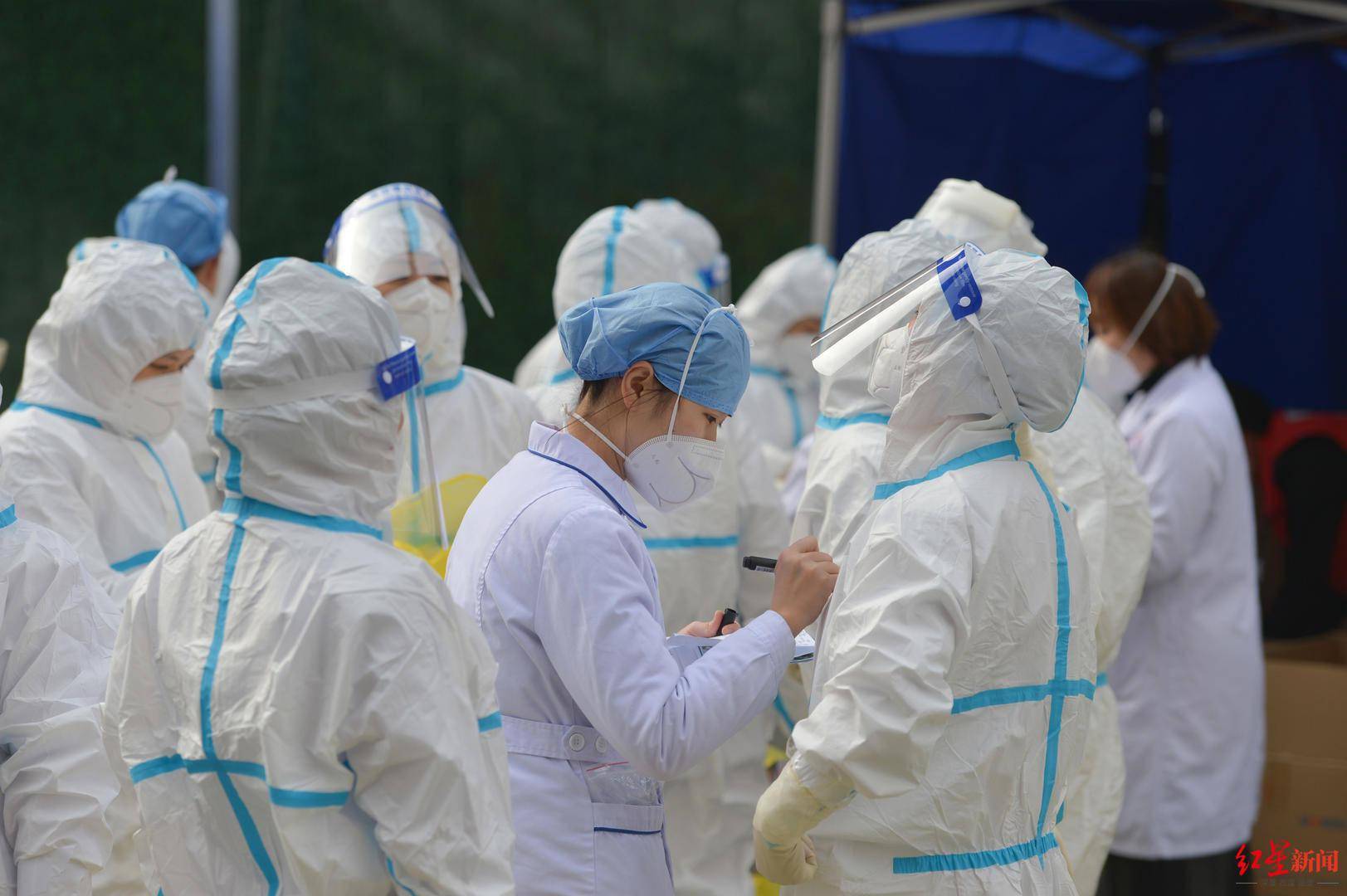 成都抗疫中的平凡英雄成华分局二仙桥派出所陪封控区居民度过非常日子