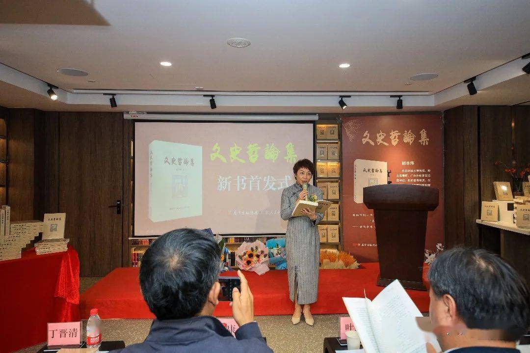 东北财经大学的王玉霞教授,张抗私教授朗诵《给"来自星星的你"——致