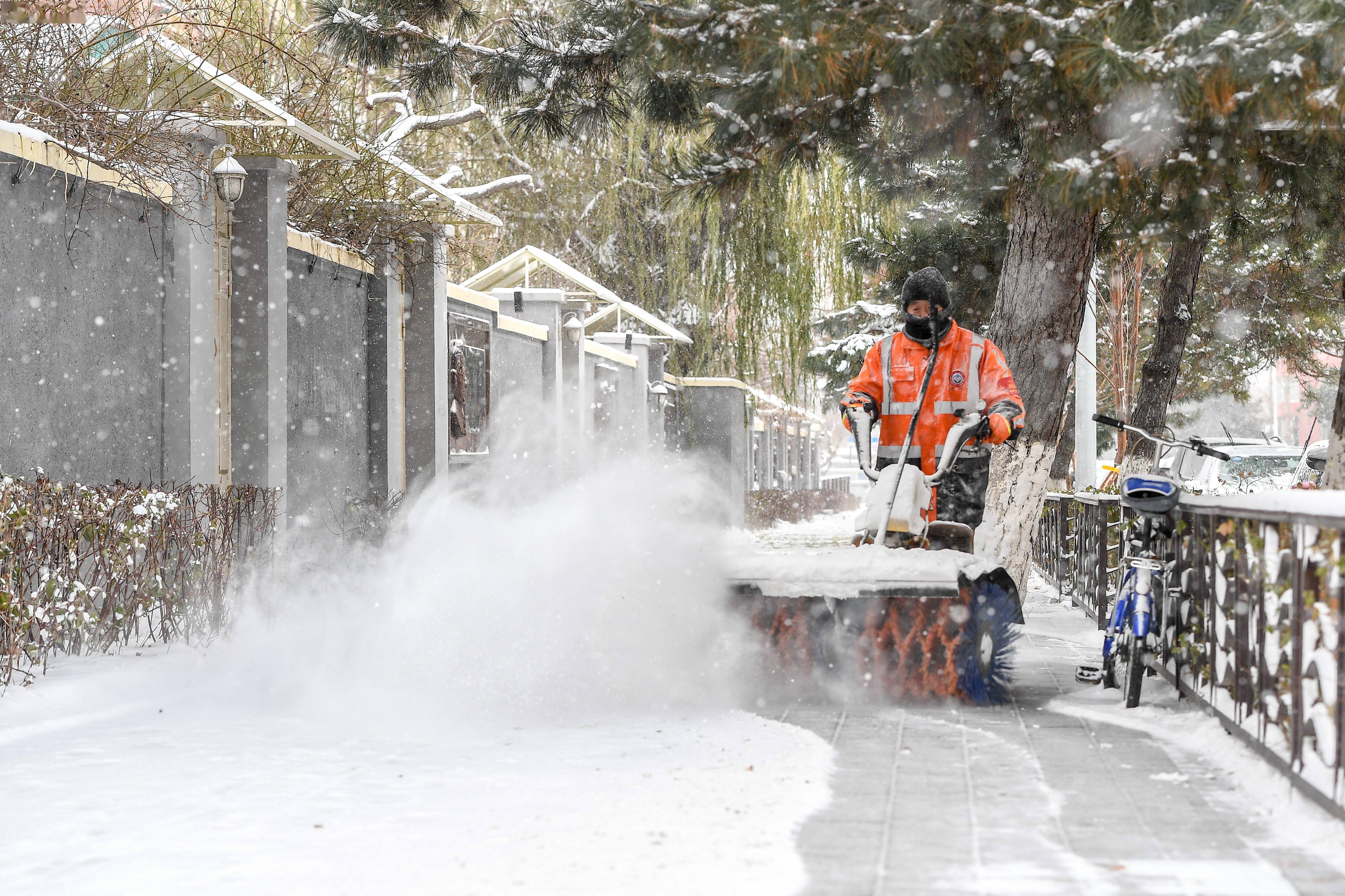 新春下雪环卫除雪美篇图片