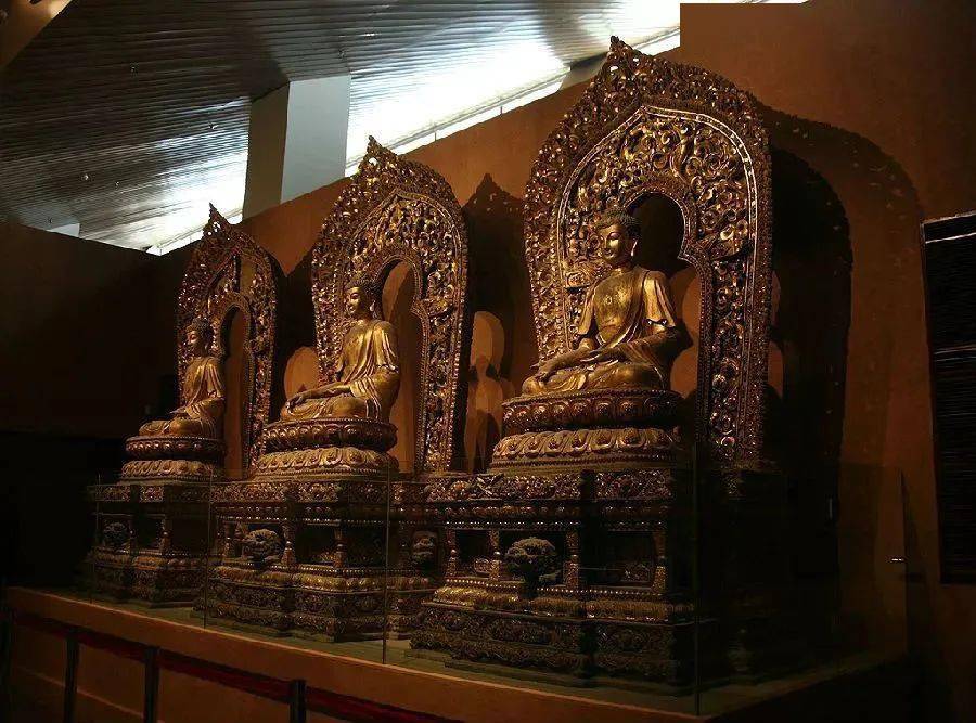 慈宁宫大佛堂内的整堂元代脱胎漆像和家具陈设被全部运往洛阳"救急"