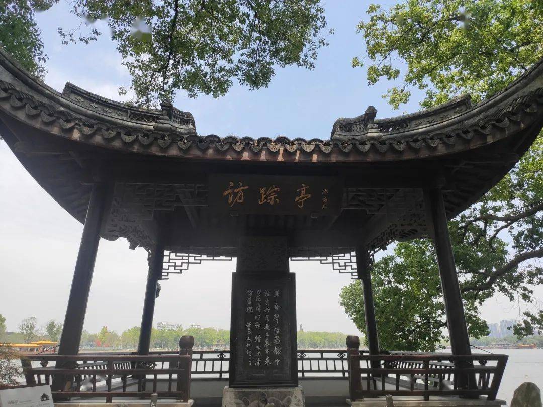 接着,实践团成员沿着湖心岛,游览了访踪亭和烟雨楼