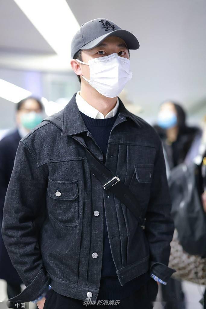 黄轩牛仔外套酷帅有型 双手插兜疾走气质硬朗_机场