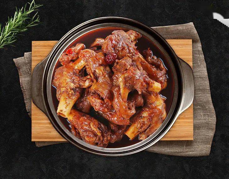 熬制数小时的美味羊拐筋,牢牢锁住了食材原有的滋味,一上桌就飘香四溢