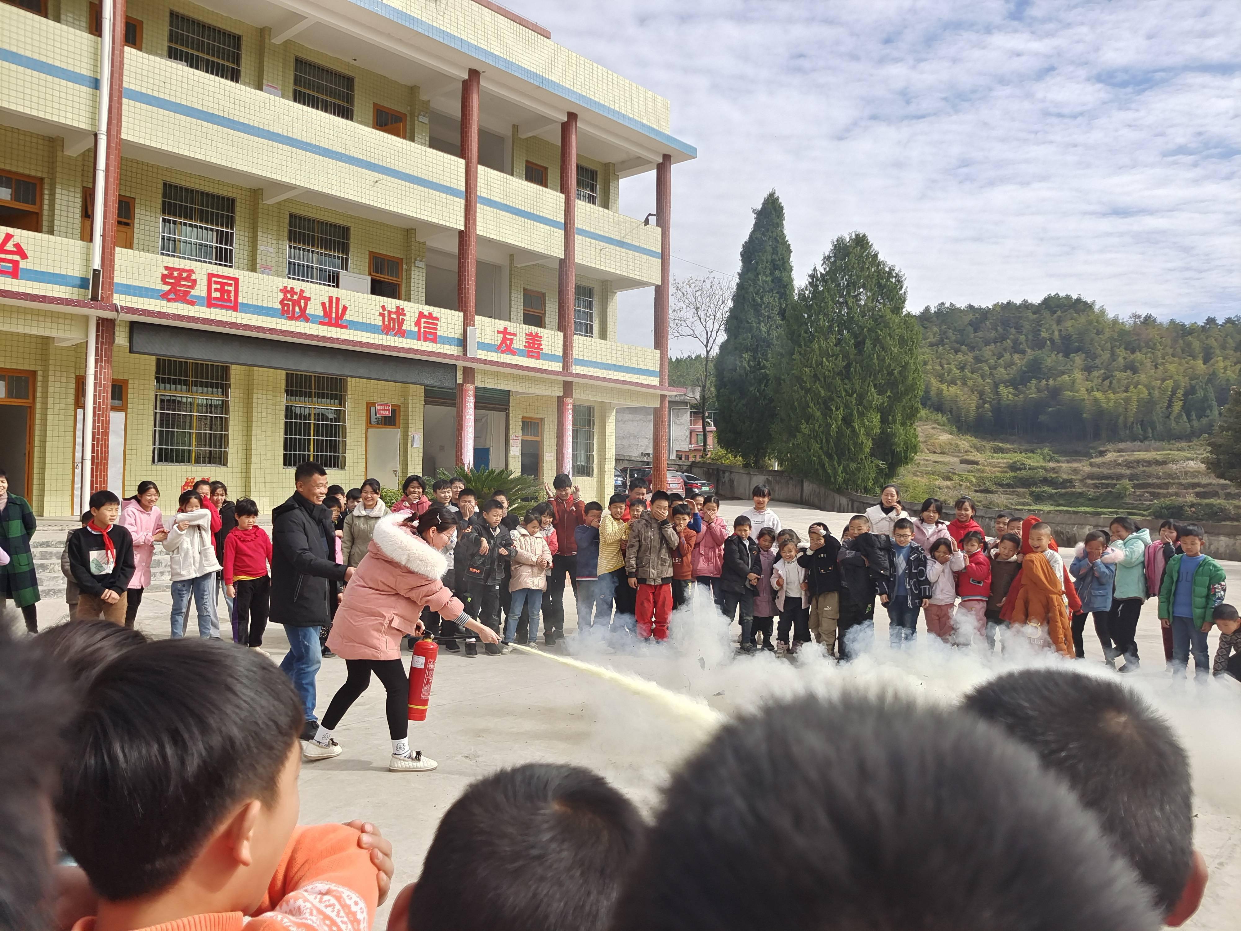 肖凯|隆回县滩头镇狮子小学消防应急疏散演练报道 防患未然，是安全教育永恒不变的基石