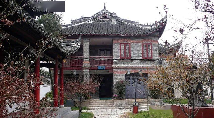 山,面临涡河,侧倚淮河,是一所历史沉淀丰富,文化气息浓厚的花园式学校