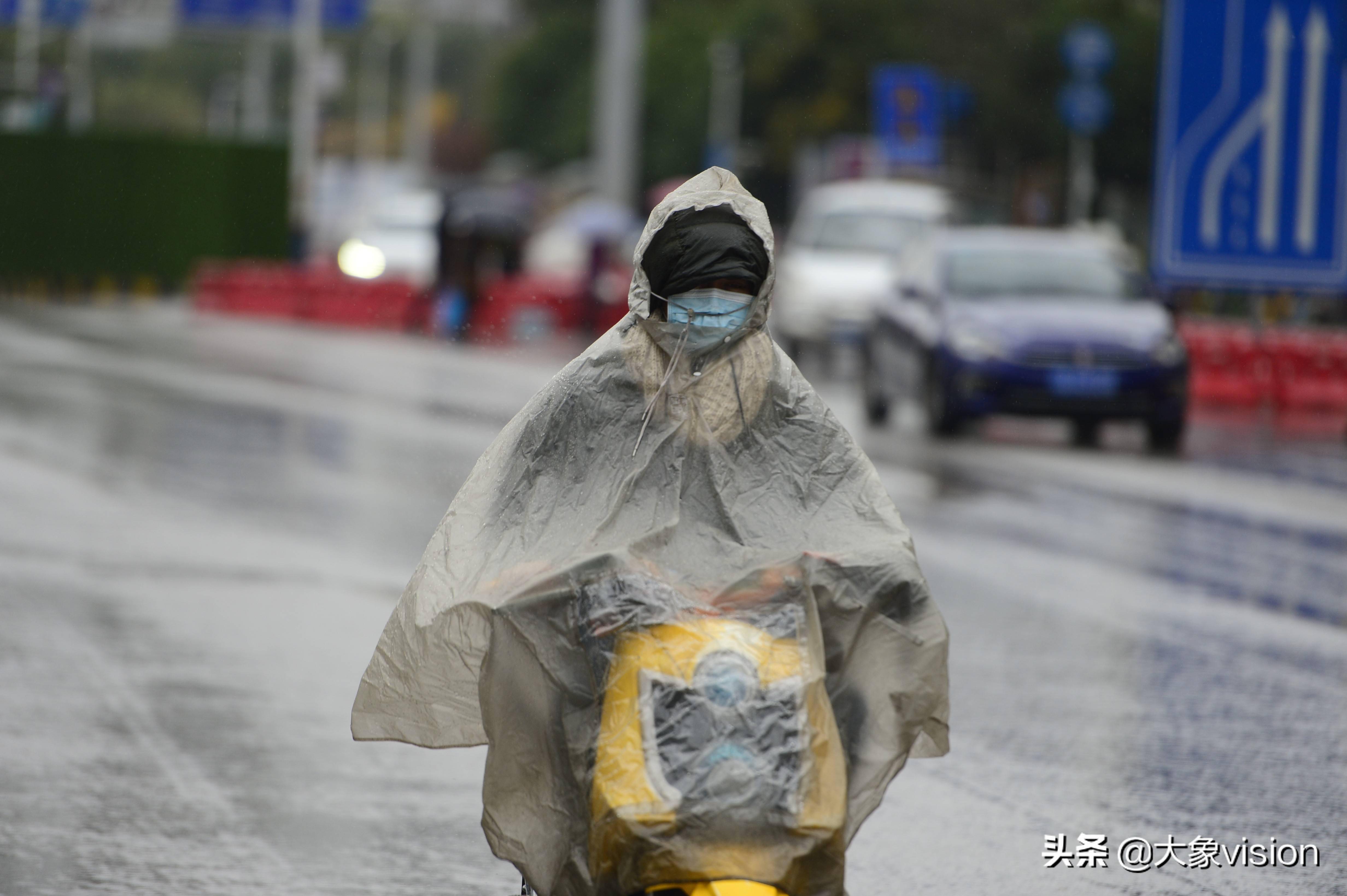 降雨降温 昆明街头美丽冻人