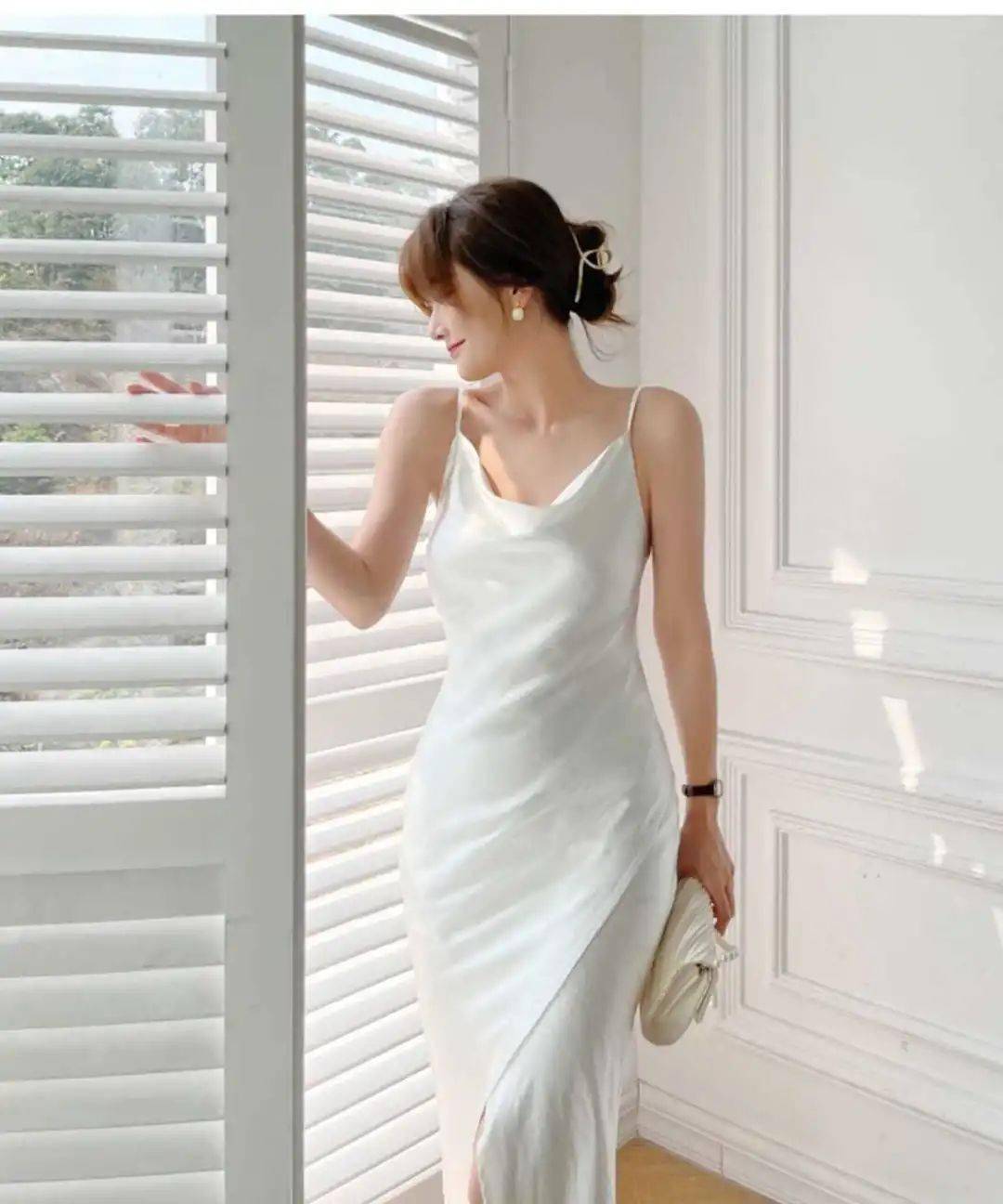 裙子穿着很有气质乳白色的连衣裙穿上很温柔