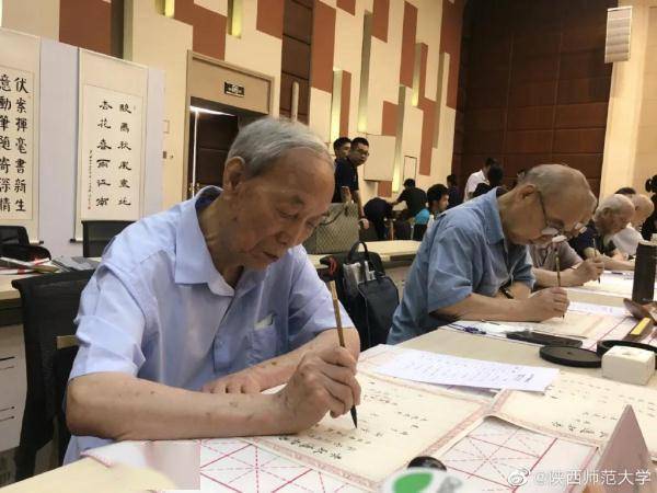 通知书|太浪漫！陕师大提前为新生准备手写银杏书签