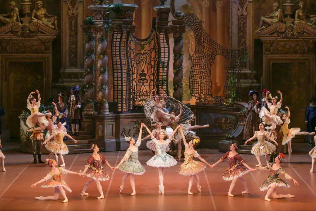 王子公主,豪华的宫廷,还是仙气飘飘的美丽仙女,各式各样的卡通人物?