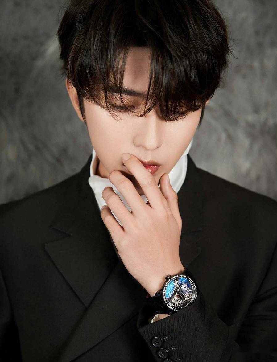 非凡个性无界魅力蔡徐坤佩戴rogerdubuis罗杰杜彼腕表