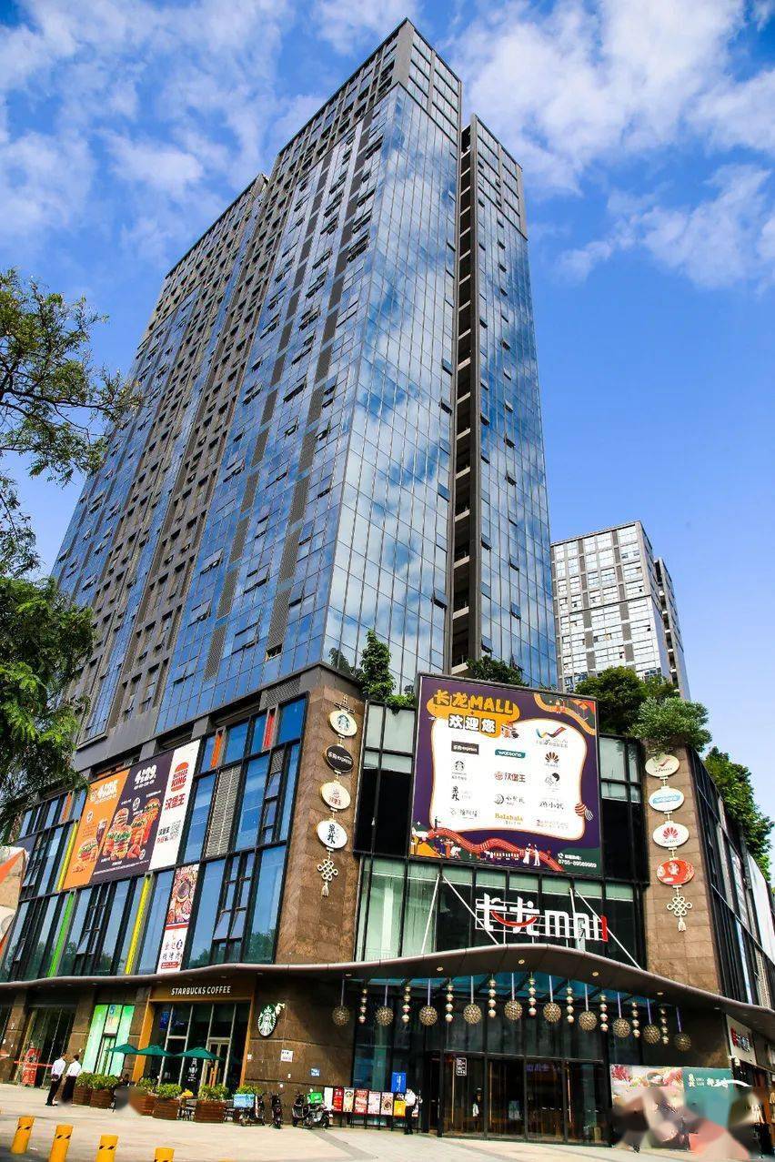 找美食除了村里的小店,旁边的长龙mall是大家日常爱逛的地方,吃喝闲逛