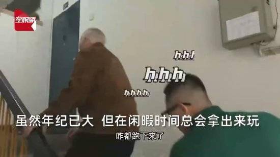 86岁大爷痴迷游戏23年 索尼送了他台PS5：助力梦想