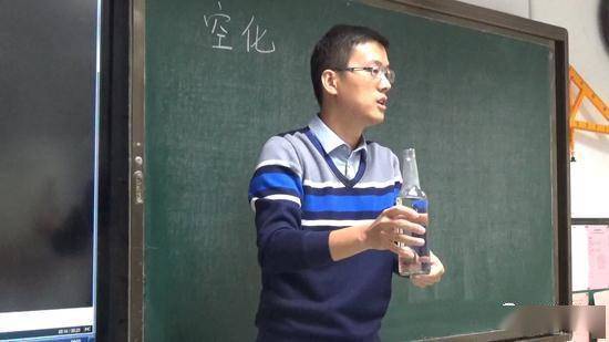 这个宝藏老师藏不住了！花式教学，课堂上表演“功夫片”