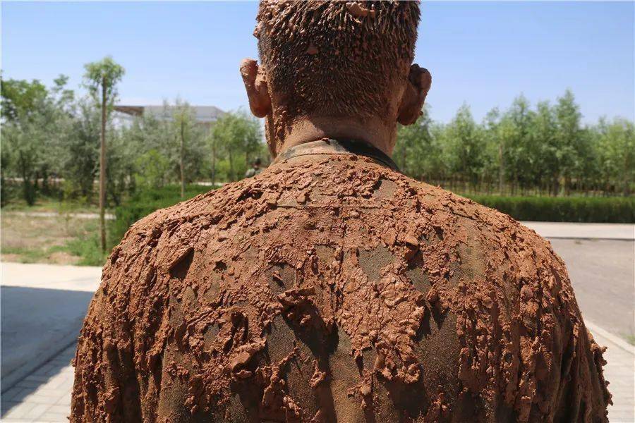 泥巴裹满了全身汗水湿透了衣背你说有100次跌倒就要有101次爬起这才是